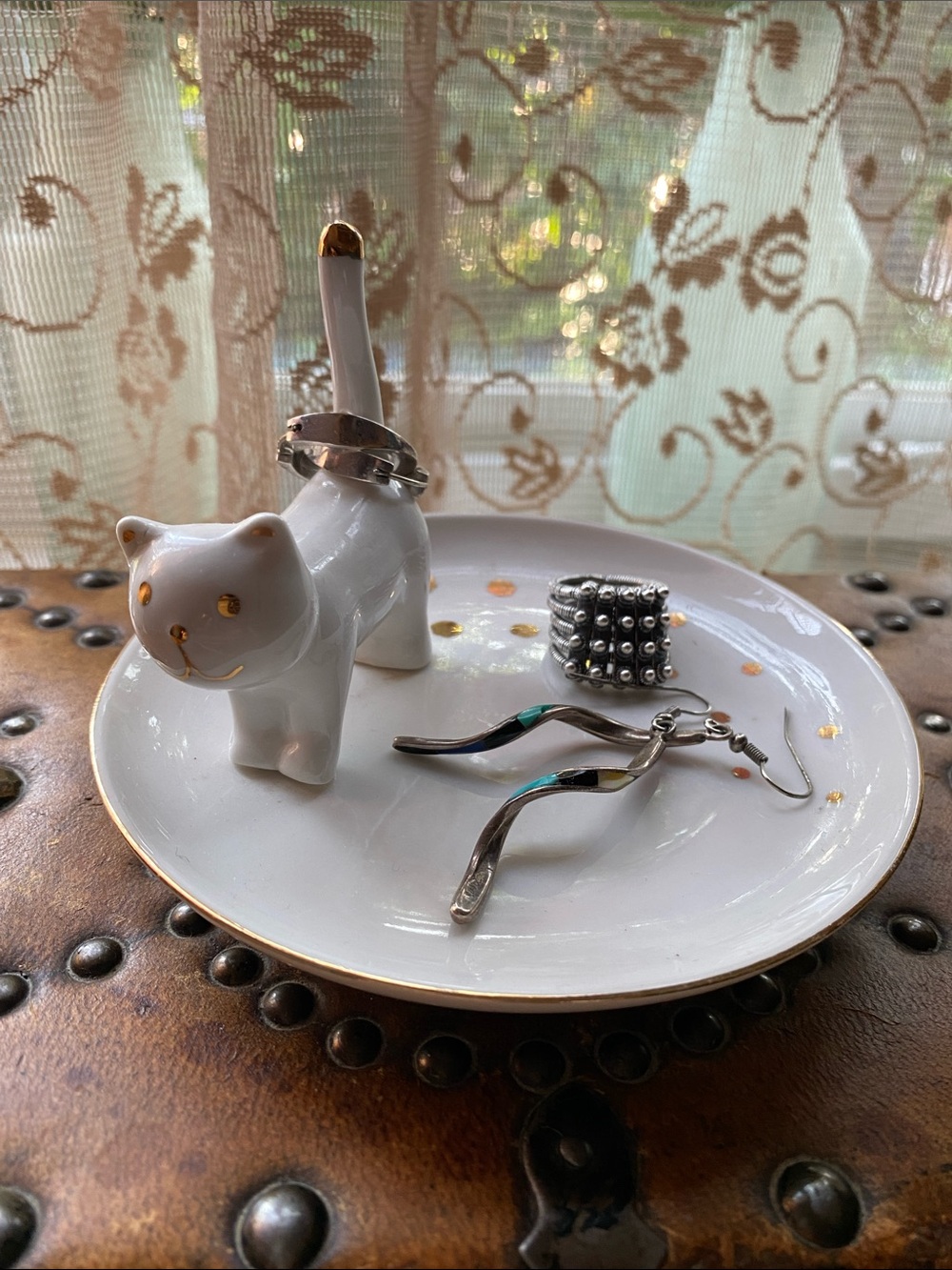 Cute cat round jewellery holder trinket dish in white and gold